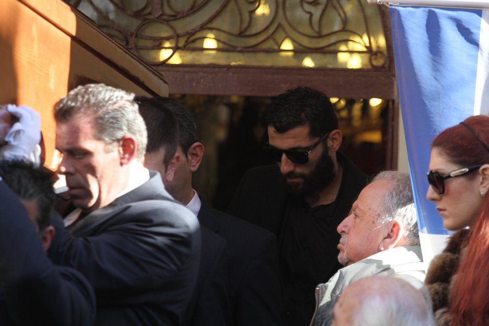 Πλήθος κόσμου στην κηδεία του Μάκη Ψωμιάδη  -Ποιοι επώνυμοι πήγαν [εικόνες &amp; βίντεο] | iefimerida.gr 1