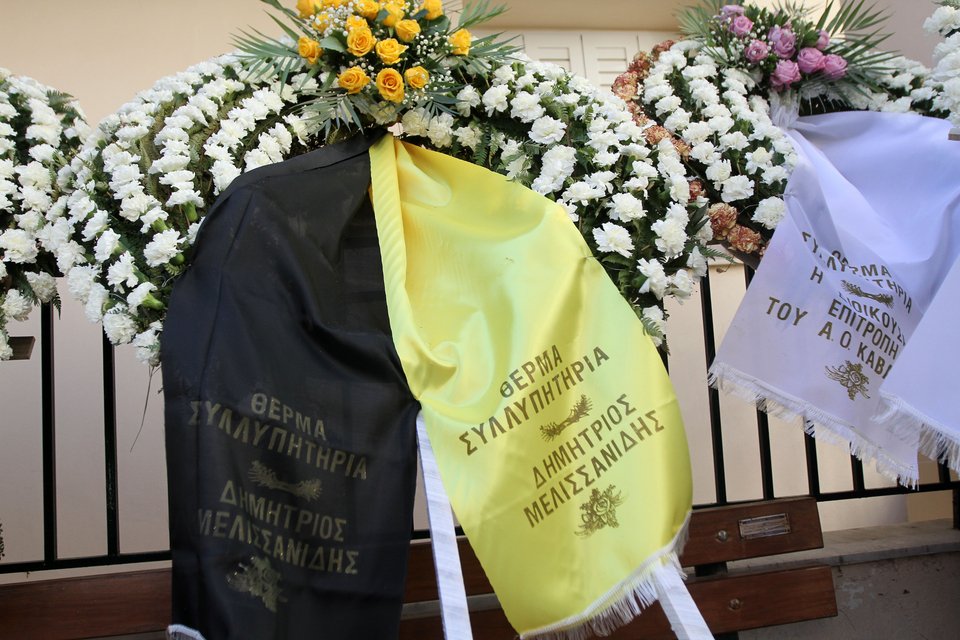 Πλήθος κόσμου στην κηδεία του Μάκη Ψωμιάδη  -Ποιοι επώνυμοι πήγαν [εικόνες &amp; βίντεο] | iefimerida.gr 13