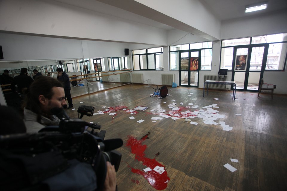 Μπούκαραν στη Ν. Φιλαδέλφεια, πέταξαν τις κάλπες της ΝΔ και τα έσπασαν [εικόνες] | iefimerida.gr 3