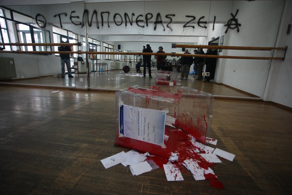 Μπούκαραν στη Ν. Φιλαδέλφεια, πέταξαν τις κάλπες της ΝΔ και τα έσπασαν [εικόνες] | iefimerida.gr 2