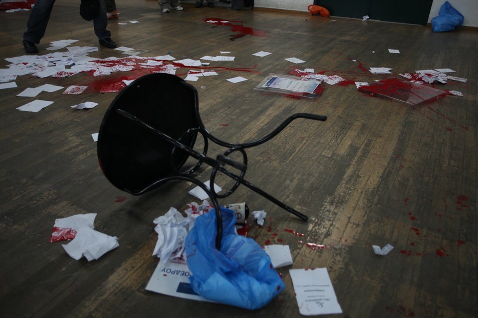 Μπούκαραν στη Ν. Φιλαδέλφεια, πέταξαν τις κάλπες της ΝΔ και τα έσπασαν [εικόνες] | iefimerida.gr 1