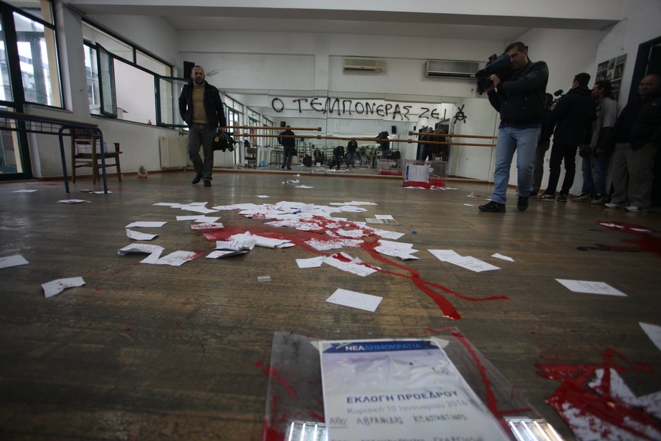 Μπούκαραν στη Ν. Φιλαδέλφεια, πέταξαν τις κάλπες της ΝΔ και τα έσπασαν [εικόνες] | iefimerida.gr 0