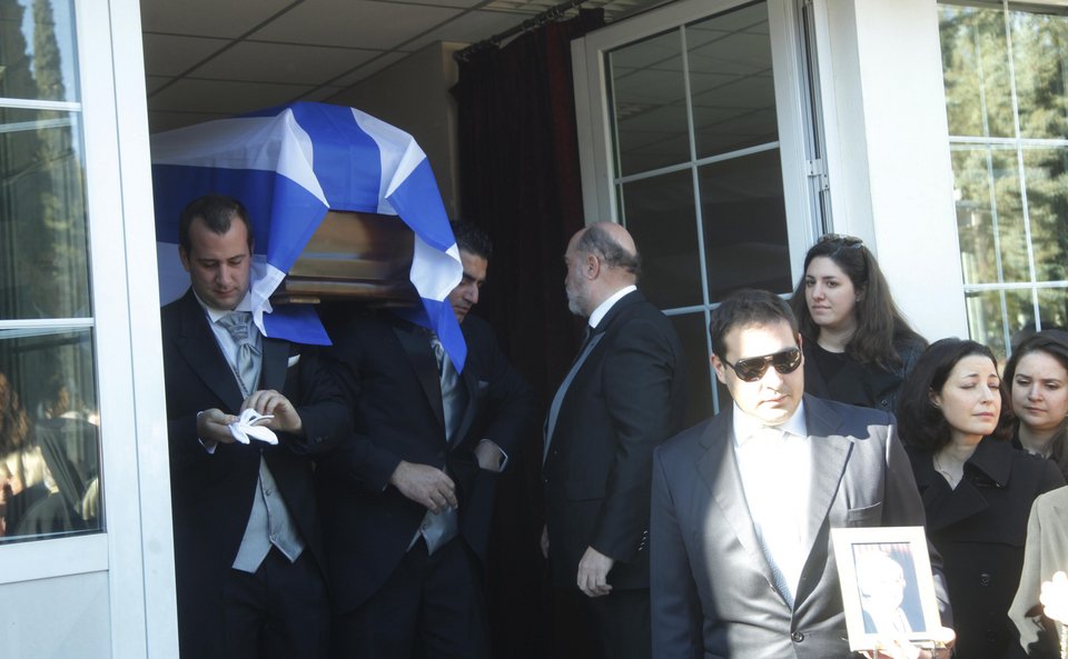 Το τελευταίο αντίο στην Αννα Συνοδινού – Πλήθος κόσμου υποκλίθηκε στο μεγαλείο της [εικόνες] | iefimerida.gr 2