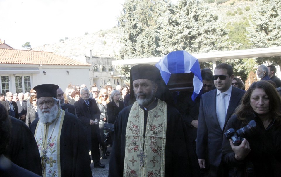 Το τελευταίο αντίο στην Αννα Συνοδινού – Πλήθος κόσμου υποκλίθηκε στο μεγαλείο της [εικόνες] | iefimerida.gr 3