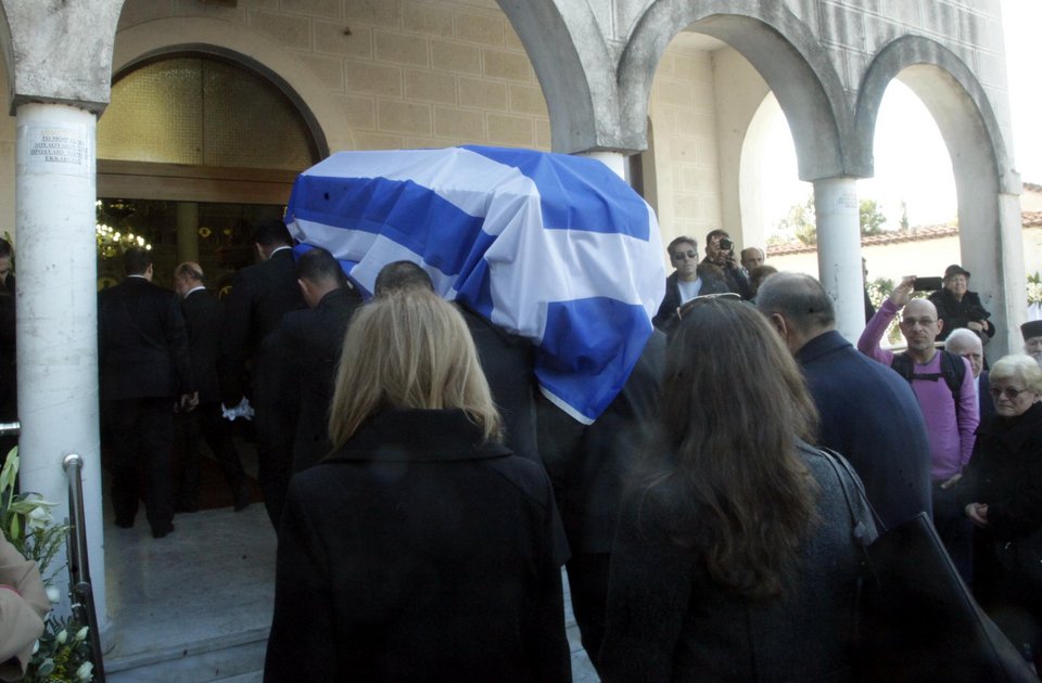 Το τελευταίο αντίο στην Αννα Συνοδινού – Πλήθος κόσμου υποκλίθηκε στο μεγαλείο της [εικόνες] | iefimerida.gr 4