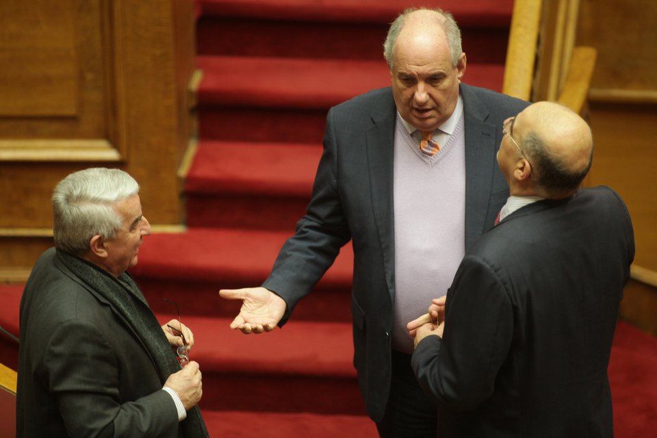 Παραλειπόμενα από τη Βουλή: Με μαντίλα βουλευτής της Χρυσής Αυγής – Η... πρεμιέρα Μητσοτάκη [εικόνες] | iefimerida.gr 4