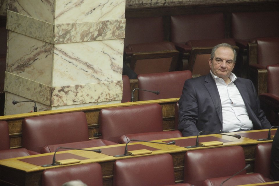 Παραλειπόμενα από τη Βουλή: Με μαντίλα βουλευτής της Χρυσής Αυγής – Η... πρεμιέρα Μητσοτάκη [εικόνες] | iefimerida.gr 3