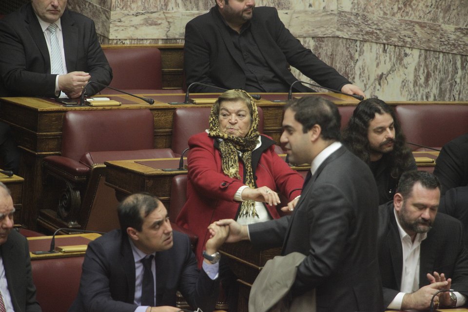 Παραλειπόμενα από τη Βουλή: Με μαντίλα βουλευτής της Χρυσής Αυγής – Η... πρεμιέρα Μητσοτάκη [εικόνες] | iefimerida.gr 1