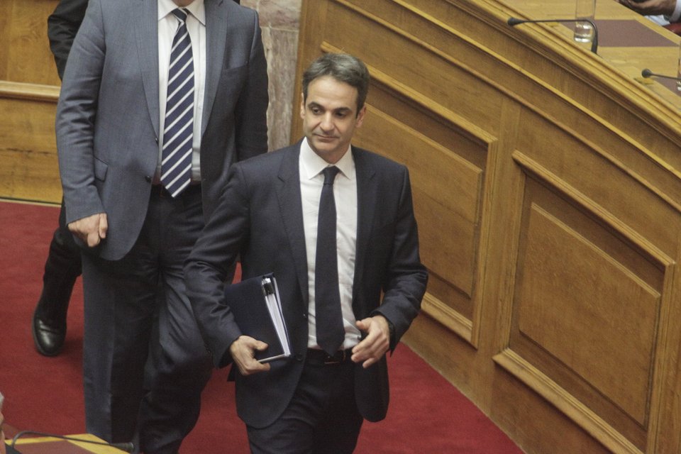 Παραλειπόμενα από τη Βουλή: Με μαντίλα βουλευτής της Χρυσής Αυγής – Η... πρεμιέρα Μητσοτάκη [εικόνες] | iefimerida.gr 2