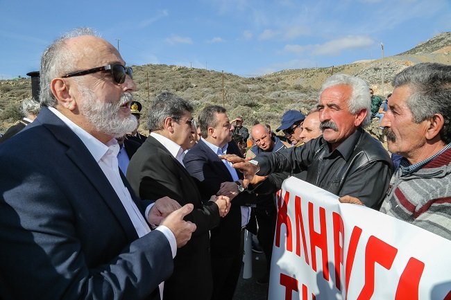 Κρήτη: Ολος ο διάλογος αγροτών-Κουρουμπλή - «Εχετε δίκιο, θα τα μεταφέρω» [εικόνες & βιντεο] | iefimerida.gr 2