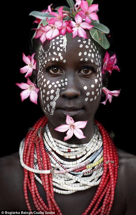 Δημοσιογράφος μεταμορφώθηκε σε Αφρικανές γυναίκες -Προκάλεσε αρνητικά σχόλια με το πρότζεκτ της [εικόνες] | iefimerida.gr 2