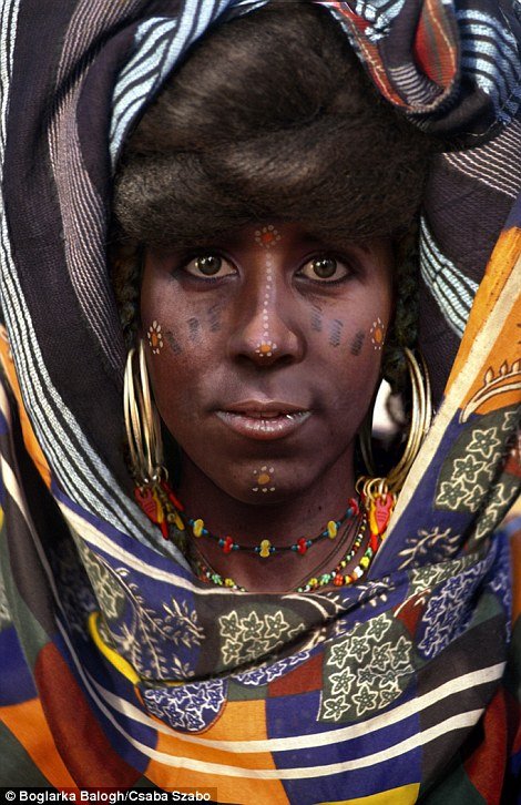 Δημοσιογράφος μεταμορφώθηκε σε Αφρικανές γυναίκες -Προκάλεσε αρνητικά σχόλια με το πρότζεκτ της [εικόνες] | iefimerida.gr 0