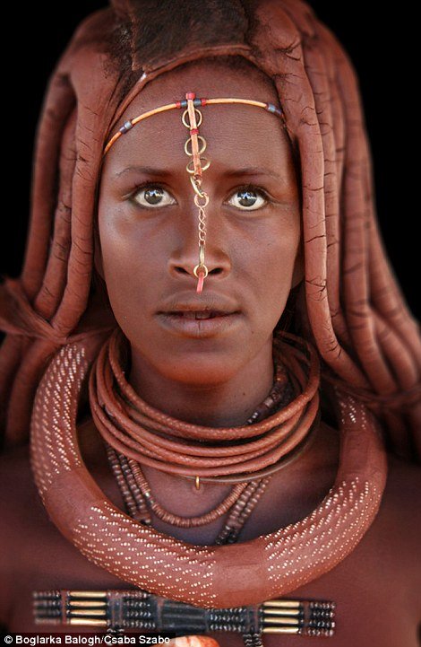 Δημοσιογράφος μεταμορφώθηκε σε Αφρικανές γυναίκες -Προκάλεσε αρνητικά σχόλια με το πρότζεκτ της [εικόνες] | iefimerida.gr 3