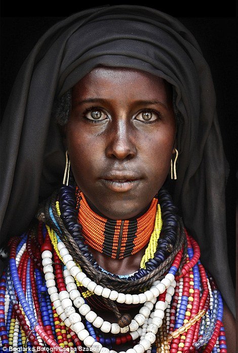 Δημοσιογράφος μεταμορφώθηκε σε Αφρικανές γυναίκες -Προκάλεσε αρνητικά σχόλια με το πρότζεκτ της [εικόνες] | iefimerida.gr 4