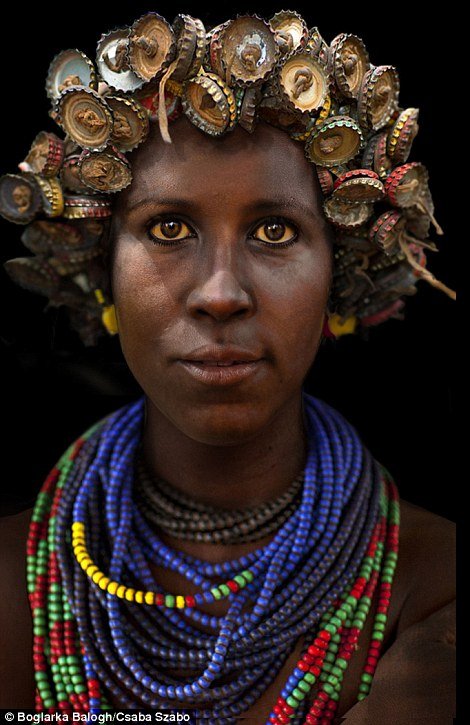 Δημοσιογράφος μεταμορφώθηκε σε Αφρικανές γυναίκες -Προκάλεσε αρνητικά σχόλια με το πρότζεκτ της [εικόνες] | iefimerida.gr 1