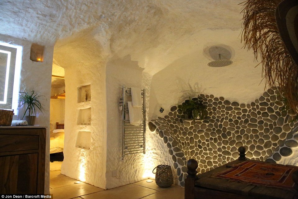 Ξόδεψε 174.000 ευρώ για να μετατρέψει μια σπηλιά σε σπίτι -Το αποτέλεσμα, εντυπωσιακό [εικόνες] | iefimerida.gr 2