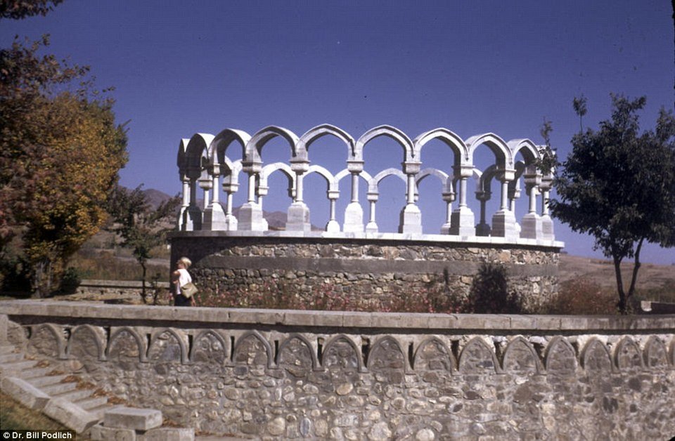 Η ζωή στο Αφγανιστάν, πριν τους Ταλιμπάν: Γυναίκες με κοντές φούστες, χωρίς μπούργκα και άνδρες με χαμόγελο [εικόνες] | iefimerida.gr 23