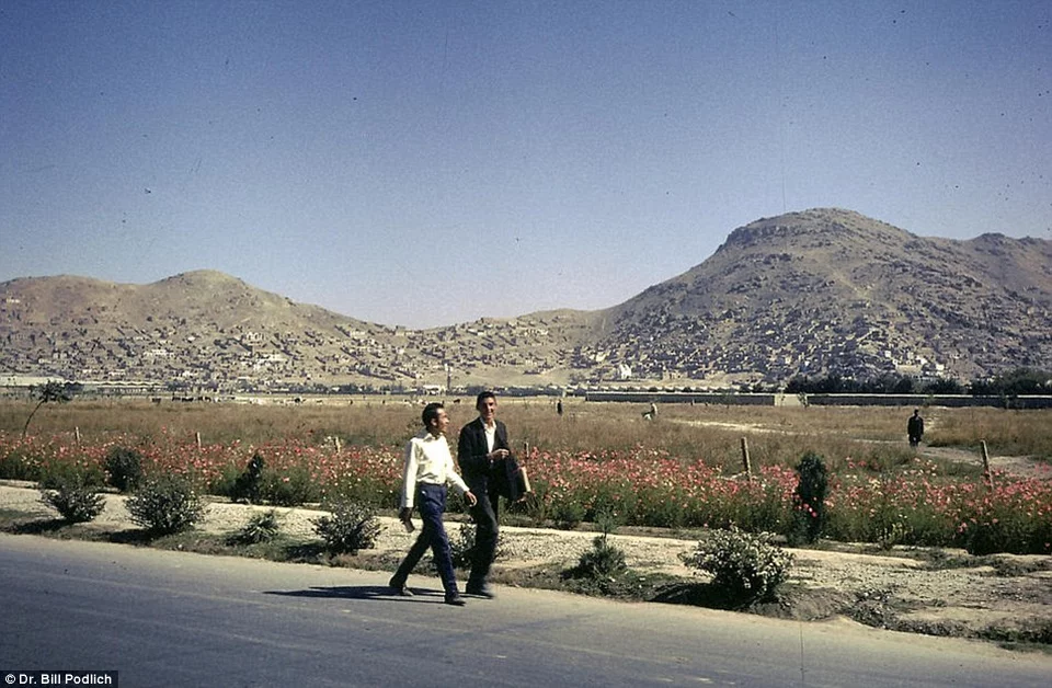 Η ζωή στο Αφγανιστάν, πριν τους Ταλιμπάν: Γυναίκες με κοντές φούστες, χωρίς μπούργκα και άνδρες με χαμόγελο [εικόνες] | iefimerida.gr 22