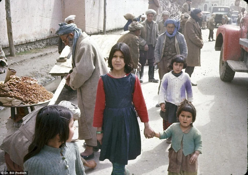 Η ζωή στο Αφγανιστάν, πριν τους Ταλιμπάν: Γυναίκες με κοντές φούστες, χωρίς μπούργκα και άνδρες με χαμόγελο [εικόνες] | iefimerida.gr 5