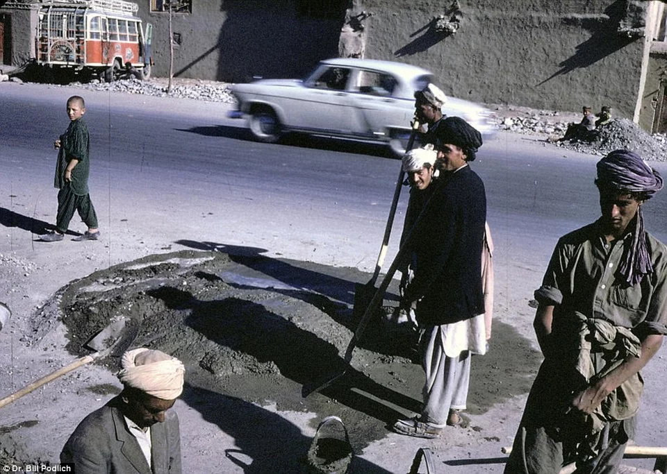 Η ζωή στο Αφγανιστάν, πριν τους Ταλιμπάν: Γυναίκες με κοντές φούστες, χωρίς μπούργκα και άνδρες με χαμόγελο [εικόνες] | iefimerida.gr 8
