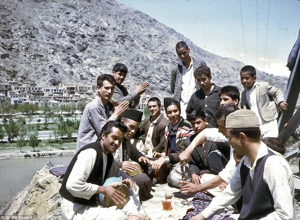 Η ζωή στο Αφγανιστάν, πριν τους Ταλιμπάν: Γυναίκες με κοντές φούστες, χωρίς μπούργκα και άνδρες με χαμόγελο [εικόνες] | iefimerida.gr 17