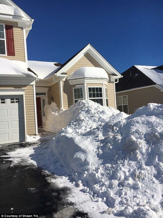 Απίστευτη εικόνα: Το χιόνι έφραξε εντελώς την πόρτα τους -Πλήρης αποκλεισμός [εικόνες] | iefimerida.gr 1