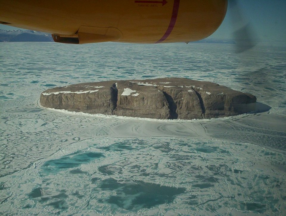 Αυτό το νησί το διεκδικούν 2 χώρες αφήνοντας επάνω του μπουκάλια αλκοόλ  [εικόνες] | iefimerida.gr 5