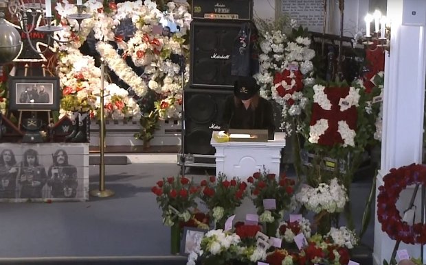 Τουλάχιστον 230.000 θαυμαστές είδαν μέσω Youtube την κηδεία του frontman των Motorhead [εικόνες] | iefimerida.gr 0