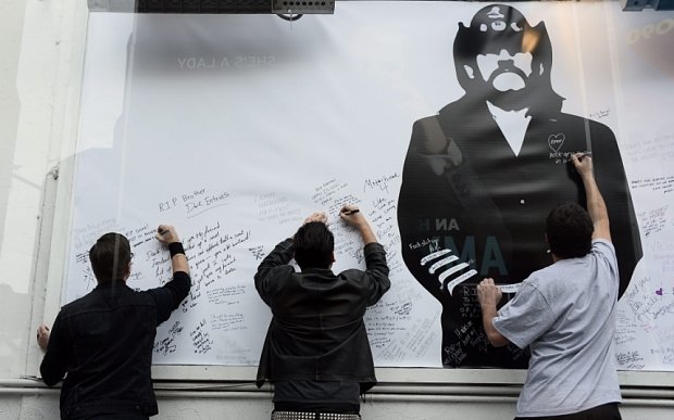 Τουλάχιστον 230.000 θαυμαστές είδαν μέσω Youtube την κηδεία του frontman των Motorhead [εικόνες] | iefimerida.gr 3