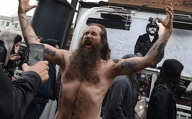 Τουλάχιστον 230.000 θαυμαστές είδαν μέσω Youtube την κηδεία του frontman των Motorhead [εικόνες] | iefimerida.gr 2