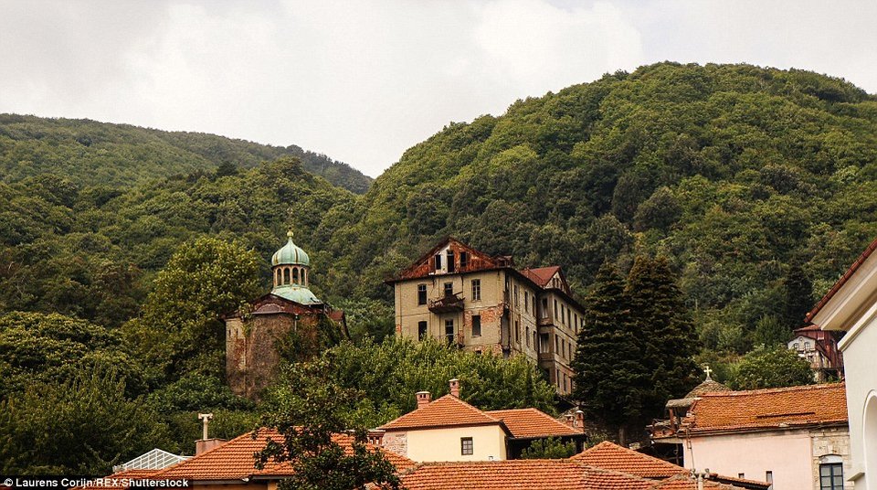 Σπάνιες, άγνωστες φωτογραφίες από τη ζωή στα «χωριά» του Αγίου Ορους -Η Daily Mail εντυπωσιάζεται [εικόνες] | iefimerida.gr 3