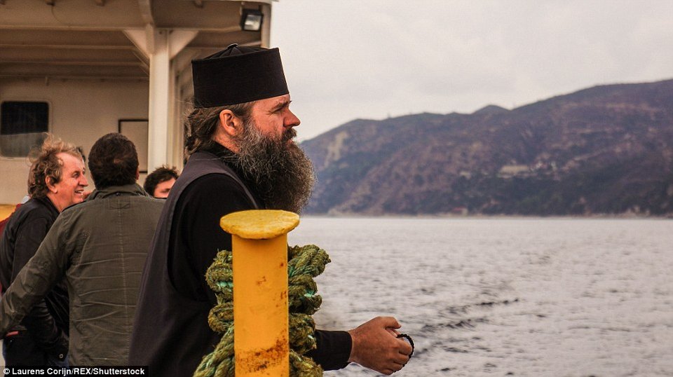 Σπάνιες, άγνωστες φωτογραφίες από τη ζωή στα «χωριά» του Αγίου Ορους -Η Daily Mail εντυπωσιάζεται [εικόνες] | iefimerida.gr 8