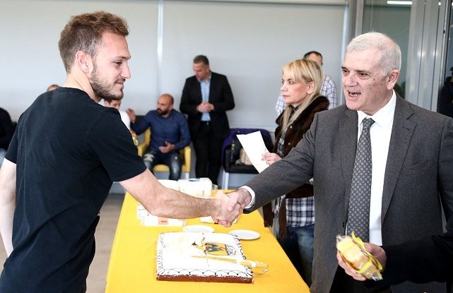 Μελισσανίδης στην κοπή πίτας της ΑΕΚ: «Πρώτοι σε πλέι-οφ και Κύπελλο» [εικόνες] | iefimerida.gr 2