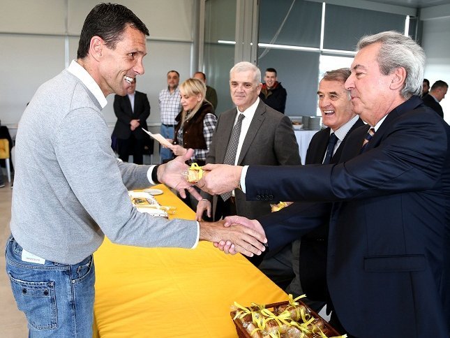 Μελισσανίδης στην κοπή πίτας της ΑΕΚ: «Πρώτοι σε πλέι-οφ και Κύπελλο» [εικόνες] | iefimerida.gr 3