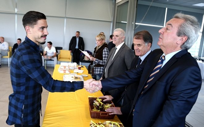 Μελισσανίδης στην κοπή πίτας της ΑΕΚ: «Πρώτοι σε πλέι-οφ και Κύπελλο» [εικόνες] | iefimerida.gr 4