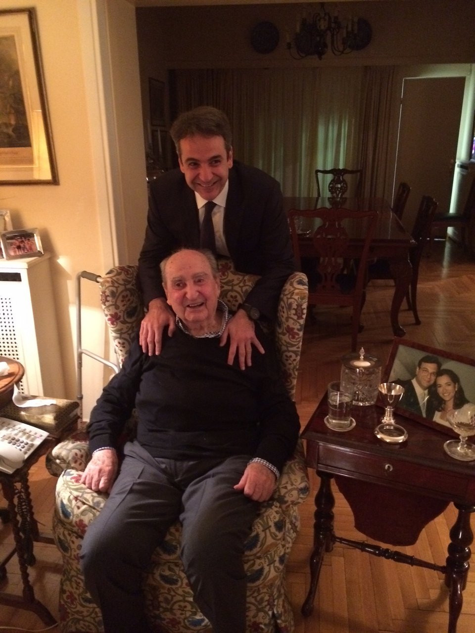 Οι αγκαλιές, τα χαμόγελα και οι ευχές του Κωνσταντίνου Μητσοτάκη στον Κυριάκο [εικόνα] | iefimerida.gr 0