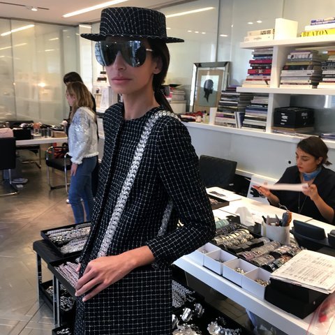 Η Βραζιλιάνα, άγνωστη, μούσα του Λάγκερφελντ -Πάνω της ράβονται όλα τα Chanel [εικόνες] | iefimerida.gr 5