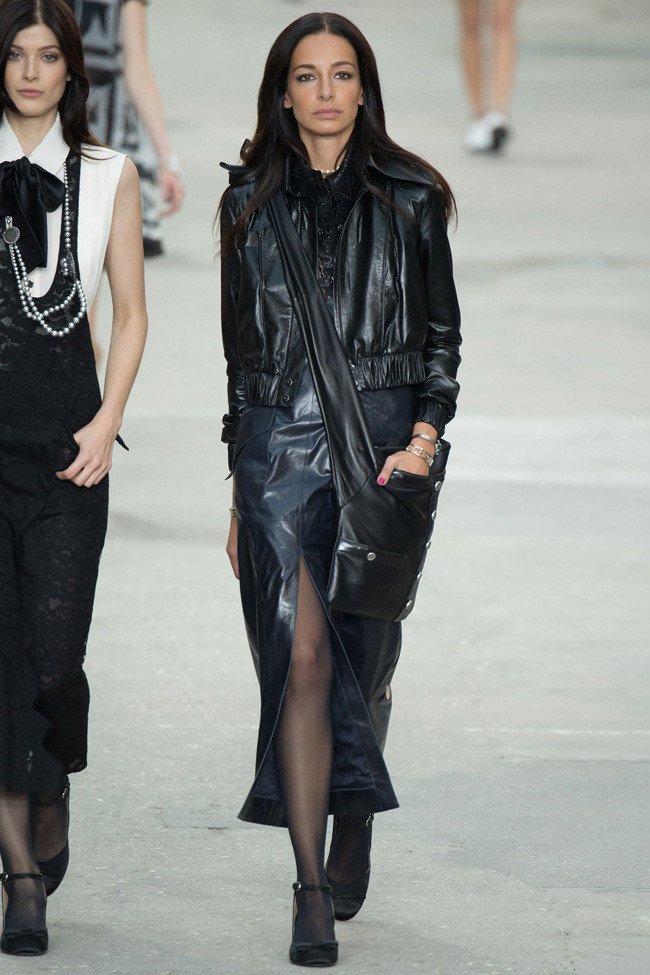 Η Βραζιλιάνα, άγνωστη, μούσα του Λάγκερφελντ -Πάνω της ράβονται όλα τα Chanel [εικόνες] | iefimerida.gr 17