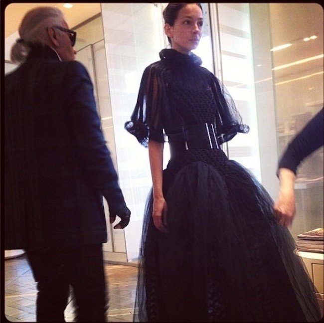 Η Βραζιλιάνα, άγνωστη, μούσα του Λάγκερφελντ -Πάνω της ράβονται όλα τα Chanel [εικόνες] | iefimerida.gr 16