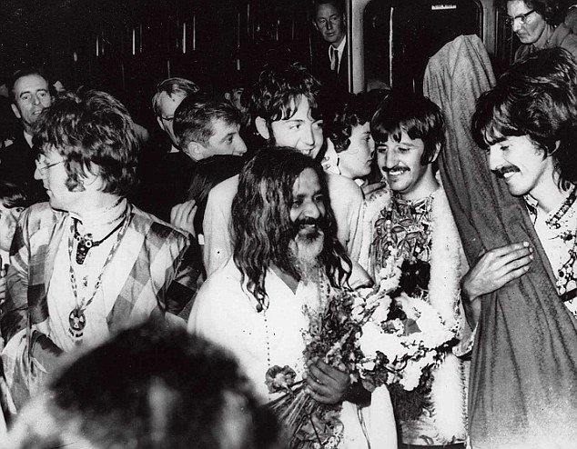 Ολοι τρέχουν στην Ινδία για τον γκουρού των Beatles -Ο διαλογισμός είναι ξανά στη μόδα [εικόνες] | iefimerida.gr 11