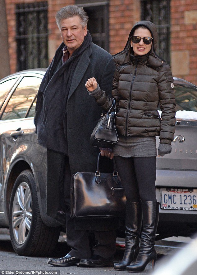 Η κορμάρα σύζυγος του Μπάλντουιν κάνει γιόγκα με τα εσώρουχα στην... κουζίνα [εικόνες] | iefimerida.gr 3