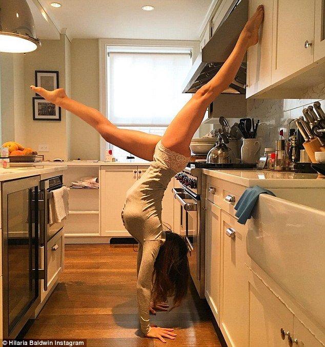 Η κορμάρα σύζυγος του Μπάλντουιν κάνει γιόγκα με τα εσώρουχα στην... κουζίνα [εικόνες] | iefimerida.gr 0