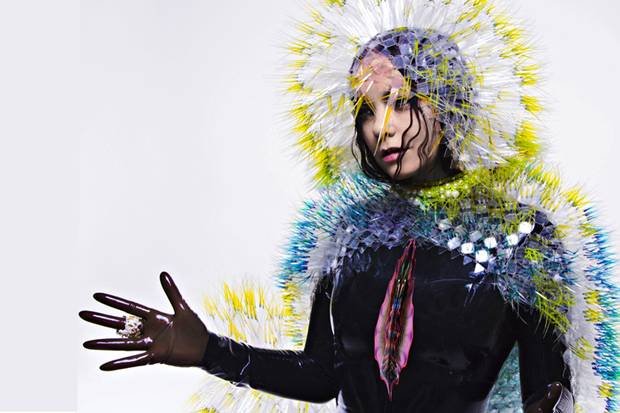 Νέο CD της Bjork «Vulnicura: The Acoustic Version». Τραγουδάει μόνο με ακουστικά έγχορδα [εικόνες] | iefimerida.gr 1