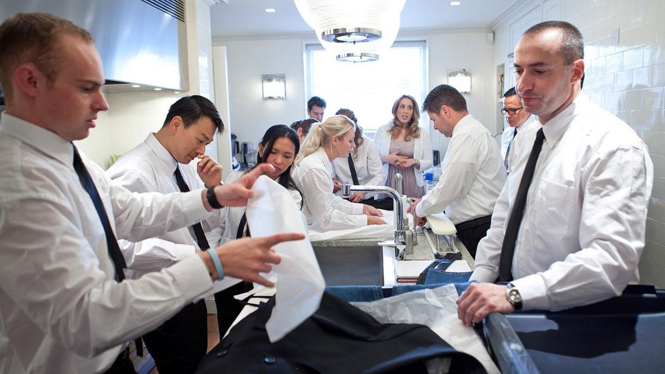 Τι κάνει ένας μπάτλερ -Το απαιτητικό επάγγελμα με κέρδη έως και 150.000 ευρώ το χρόνο [εικόνες] | iefimerida.gr 2