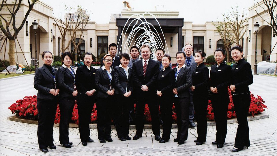 Τι κάνει ένας μπάτλερ -Το απαιτητικό επάγγελμα με κέρδη έως και 150.000 ευρώ το χρόνο [εικόνες] | iefimerida.gr 4