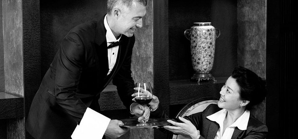 Τι κάνει ένας μπάτλερ -Το απαιτητικό επάγγελμα με κέρδη έως και 150.000 ευρώ το χρόνο [εικόνες] | iefimerida.gr 1