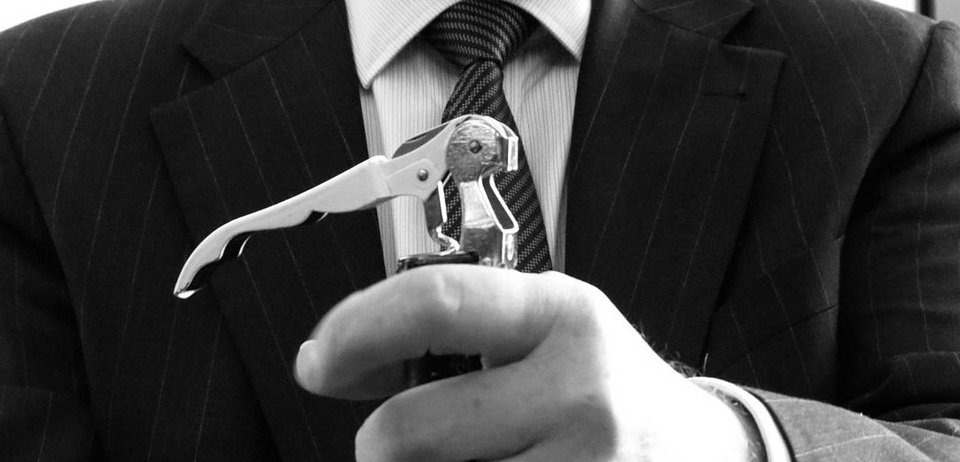 Τι κάνει ένας μπάτλερ -Το απαιτητικό επάγγελμα με κέρδη έως και 150.000 ευρώ το χρόνο [εικόνες] | iefimerida.gr 5