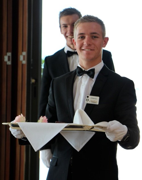 Τι κάνει ένας μπάτλερ -Το απαιτητικό επάγγελμα με κέρδη έως και 150.000 ευρώ το χρόνο [εικόνες] | iefimerida.gr 0