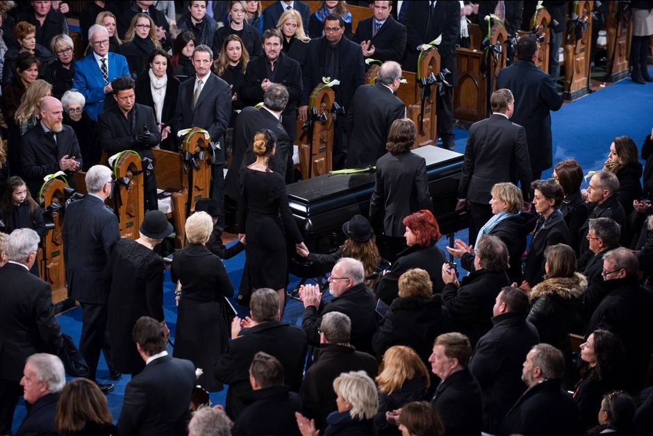 Η Σελίν Ντιόν δεν άντεξε να πάει στην κηδεία του αδελφού της [εικόνες] | iefimerida.gr 2