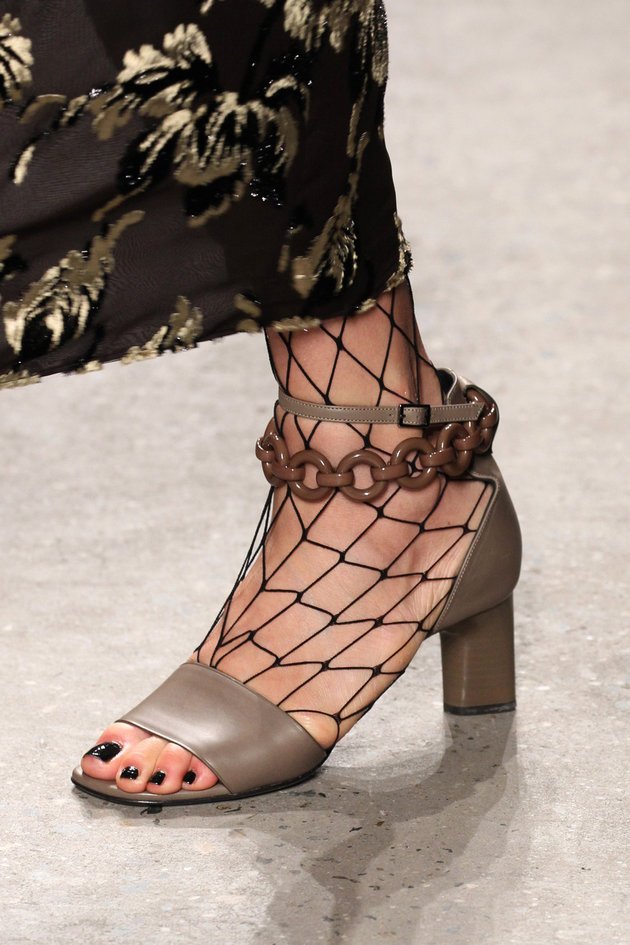 Tα «παπούτσια της μαμάς» επιστρέφουν στη μόδα -Αυτά με το τετράγωνο χαμηλό τακούνι [εικόνες] | iefimerida.gr 1